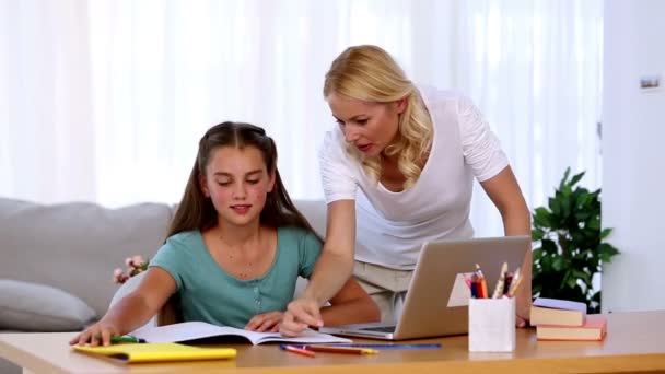 Madre ayudando a su hija con la tarea — Vídeos de Stock