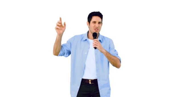 Hombre cantando en el micrófono y bailando sobre fondo blanco — Vídeos de Stock