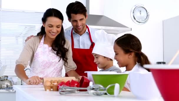 Familie bereitet gemeinsam Kuchen zu — Stockvideo