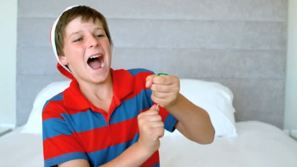 Niño feliz usando fiesta popper en el dormitorio — Vídeo de stock