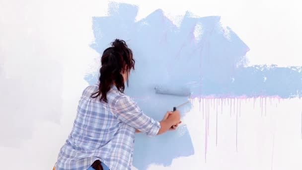 Attraktive Frau beim Bemalen ihrer Wand — Stockvideo