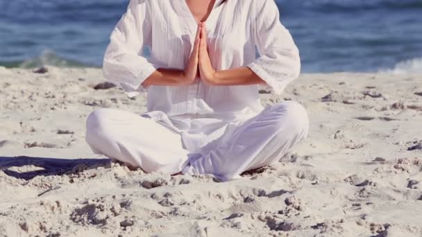 Mulher meditando em sukhasana pose — Vídeo de Stock