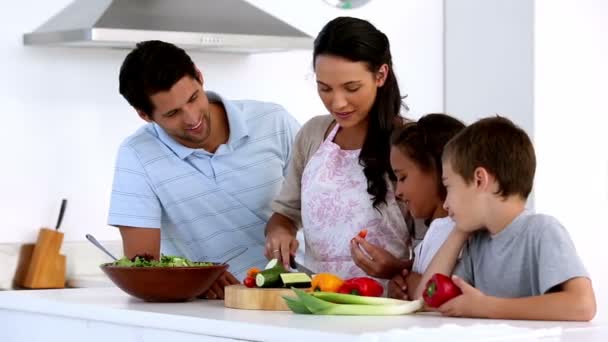 Mother showing children how to chop vegetables — Stock Video