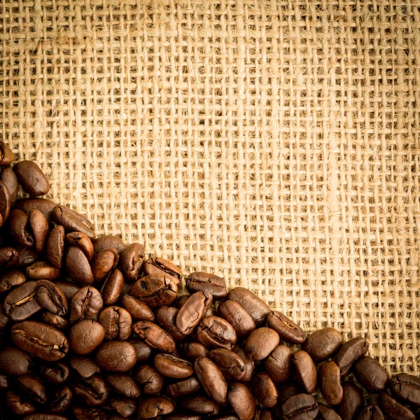 Sacola de serapilheira e pilha de grãos de café — Fotografia de Stock