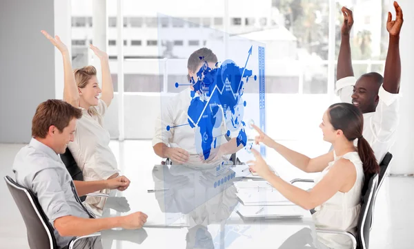Trabalhadores de negócios alegres usando a interface de diagrama de mapa azul — Fotografia de Stock