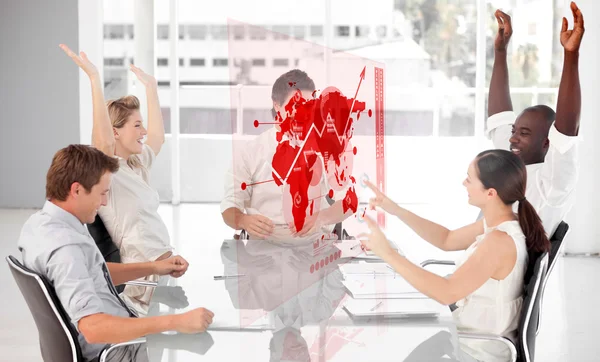 Trabajadores de negocios alegres utilizando interfaz de diagrama de mapa rojo — Foto de Stock