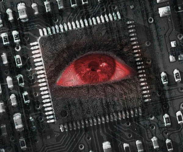 Olho vermelho no meio da placa de circuito preto — Fotografia de Stock