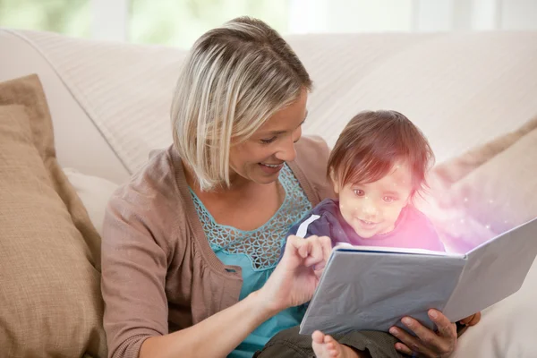 Mamma läsa sagobok med son — Stockfoto