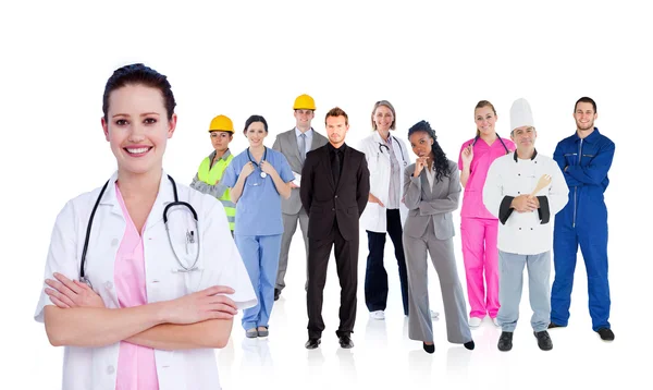 Medico sorridente di fronte a un team di diversi lavoratori — Foto Stock