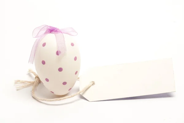 Huevo de Pascua blanco con la etiqueta en blanco — Stok fotoğraf