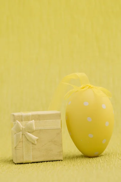Ein Geschenk und ein Osterei — Stockfoto