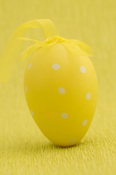 Close up on yellow easter egg standing — Stock Photo, Image