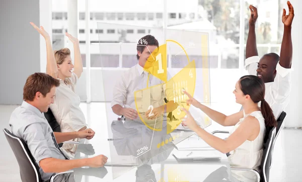 Vidám üzleti munkavállalók sárga pie chart felhasználói felületének használatával — Stock Fotó