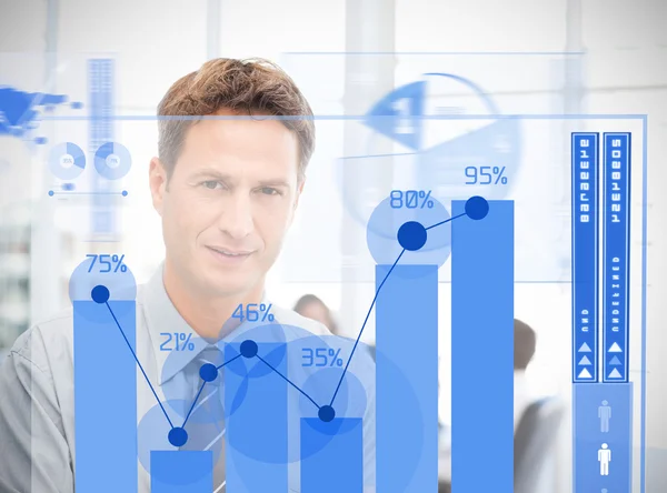 Empresário olhando para a interface de diagrama futurista azul — Fotografia de Stock