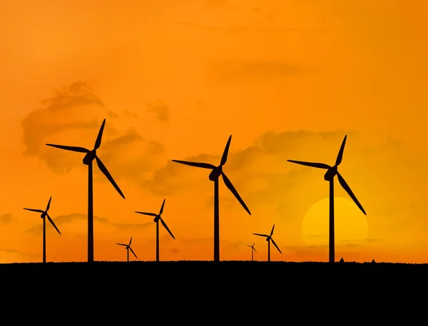 Verschillende windturbines met een zonsondergang — Stockfoto