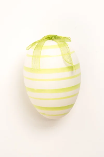 Uovo di Pasqua dipinto a mano verde — Foto Stock