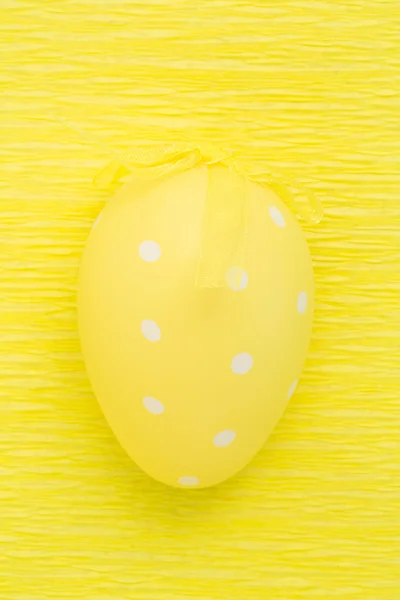 Chiudere su uovo di Pasqua giallo — Foto Stock