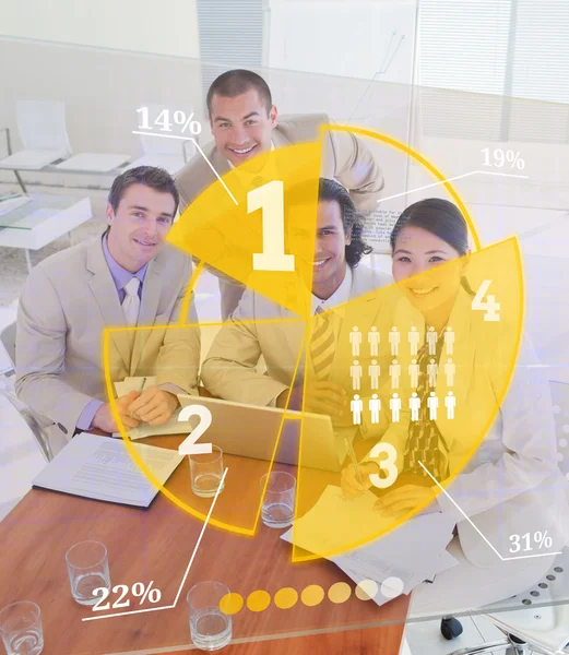 Visão geral dos colegas usando a interface de gráfico de torta amarela — Fotografia de Stock