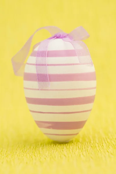 Close up on easter egg standing — Stock Photo, Image