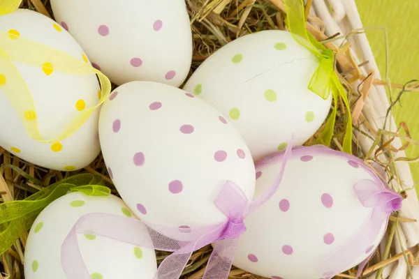 Sei colorate uova di Pasqua in paglia — Foto Stock