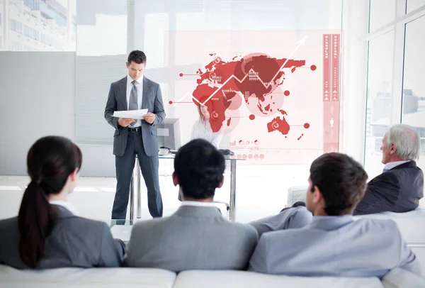 Business ascolto e guardando mappa rossa diagramma interfa — Foto Stock