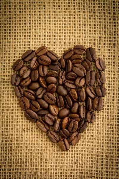 Coração feito de grãos de café torrados — Fotografia de Stock