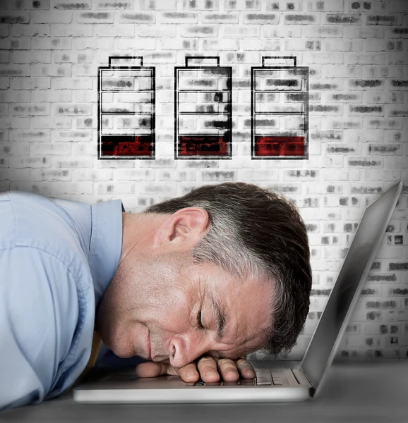 Uomo d'affari che dorme sul suo computer portatile senza simboli della batteria — Foto Stock