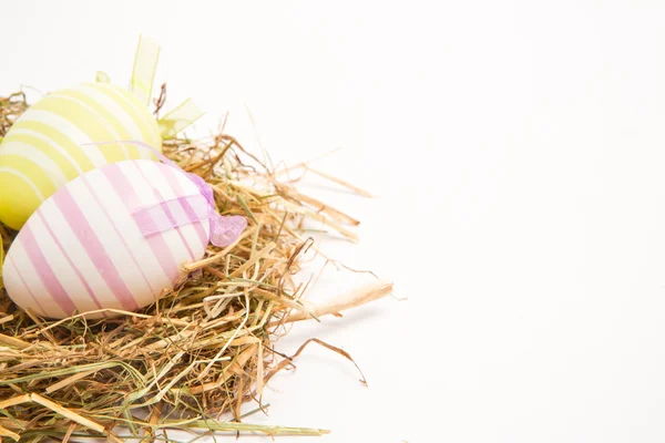 Dvě velikonoční vejce v slámy — Stock fotografie