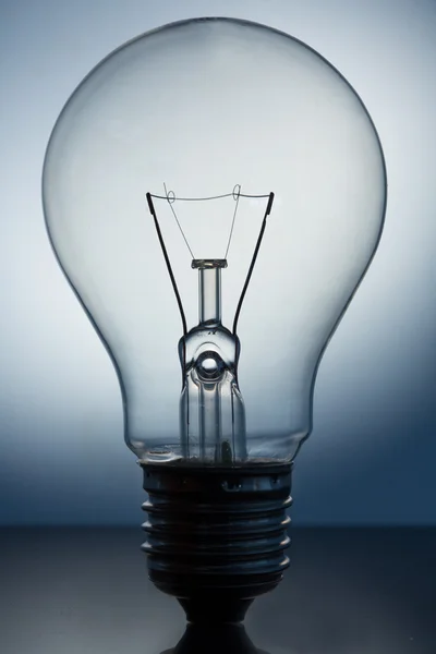 立っている大きな電球のクローズ アップ — ストック写真