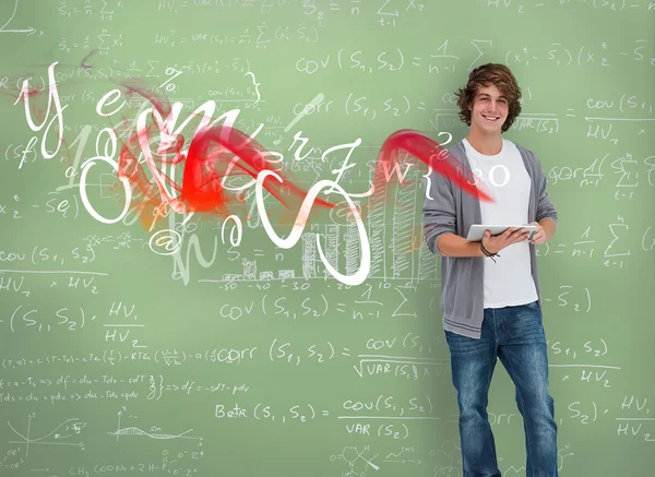 Ragazzo sorridente in posa di fronte a bordo gesso — Foto Stock