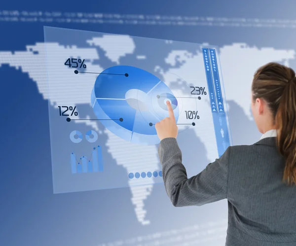 Affärskvinna med blå cirkel-diagram-gränssnittet — Stockfoto