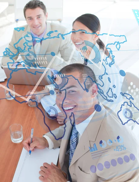 Επισκόπηση του χαρούμενος συναδέλφους κοιτάζοντας διεπαφή μπλε χάρτη — Φωτογραφία Αρχείου
