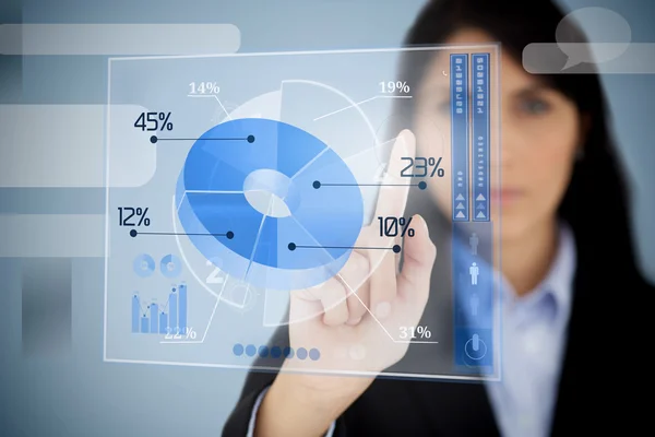 Seriös affärskvinna blå cirkeldiagram-gränssnittet — Stockfoto