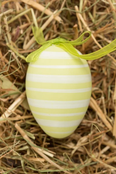 Крупним планом на зелене пасхальне яйце — стокове фото