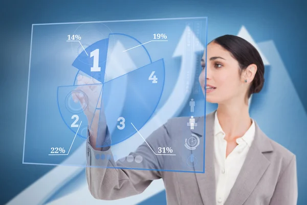 Mujer de negocios sonriente usando interfaz de gráfico de pastel azul —  Fotos de Stock