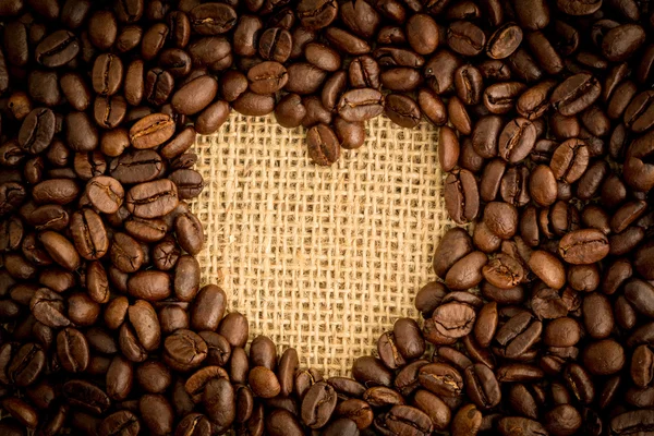 Hart streepje in koffie bonen — Stockfoto