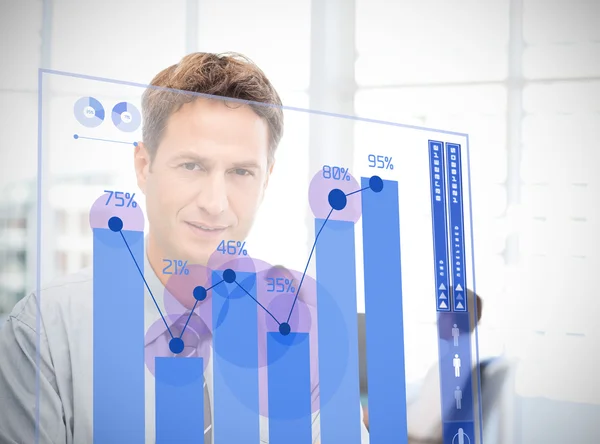 Бизнесмен смотрит на синий график интерфейса — стоковое фото
