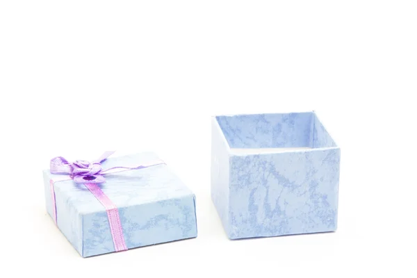 Caja de regalo azul abierto con cinta púrpura — Foto de Stock