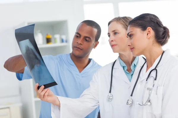 Medical team analysing an x-ray — Stock Photo, Image