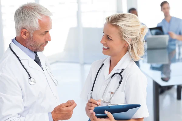 Two doctors speaking to each other — Stock Photo, Image