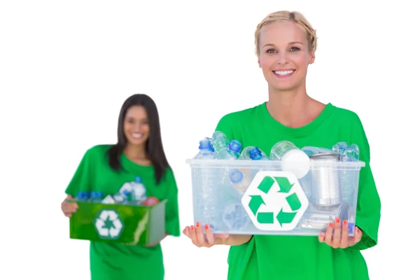Ativistas muito ambivromentais segurando caixa de recicláveis — Fotografia de Stock