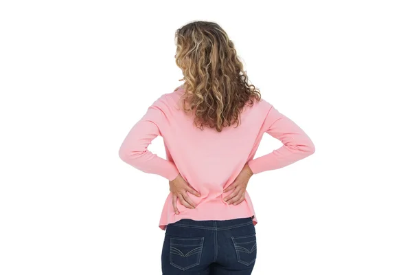 Mujer rubia que tiene un dolor de espalda y la celebración de su espalda —  Fotos de Stock
