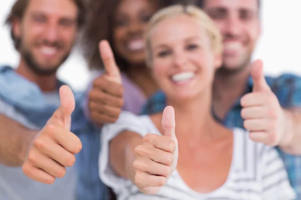 Grupo na moda feliz dando polegares para cima — Fotografia de Stock