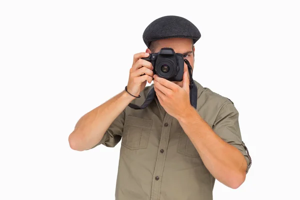 Homme en casquette pointue prenant des photos — Photo