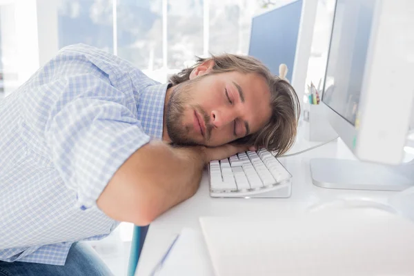 Homme dormant sur son bureau — Photo