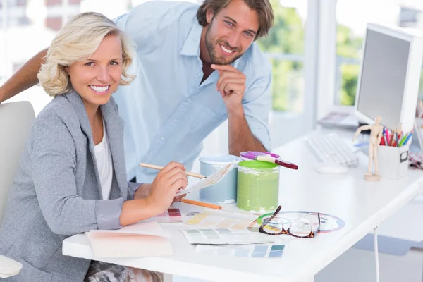 Compañeros sonrientes de diseño de interiores trabajando juntos — Foto de Stock