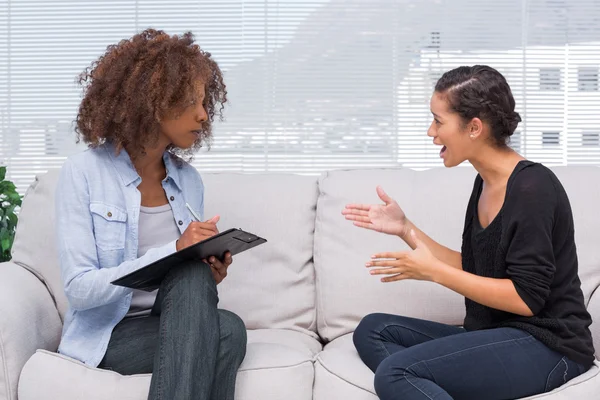 Upset woman speaking to her therapist — Stock Photo, Image