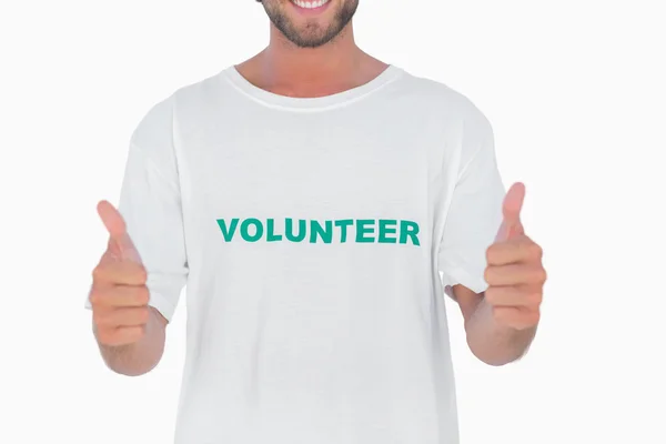 Hombre vistiendo camiseta voluntaria dando pulgares hacia arriba —  Fotos de Stock