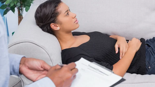 Woman lying on therapists couch — Stock Photo, Image