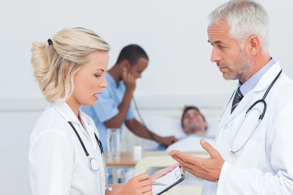 Doctors speaking together about the patient — Stock Photo, Image